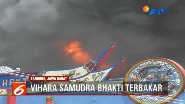 Sebuah vihara di Bandung, Jawa Barat, terbakar. Api diduga berasal dari lilin yang tengah menyala. Warga yang sedang merayakan Imlek pun panik.