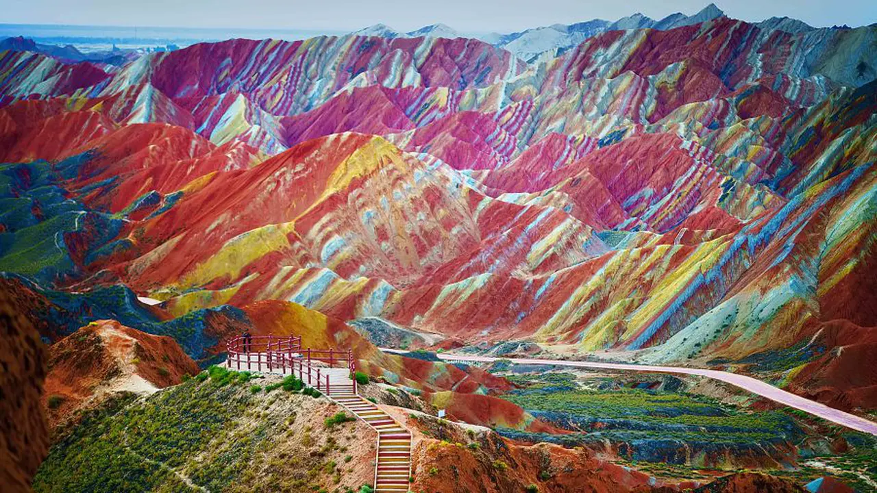  Cantiknya Rainbow Mountain, si Gunung Pelangi