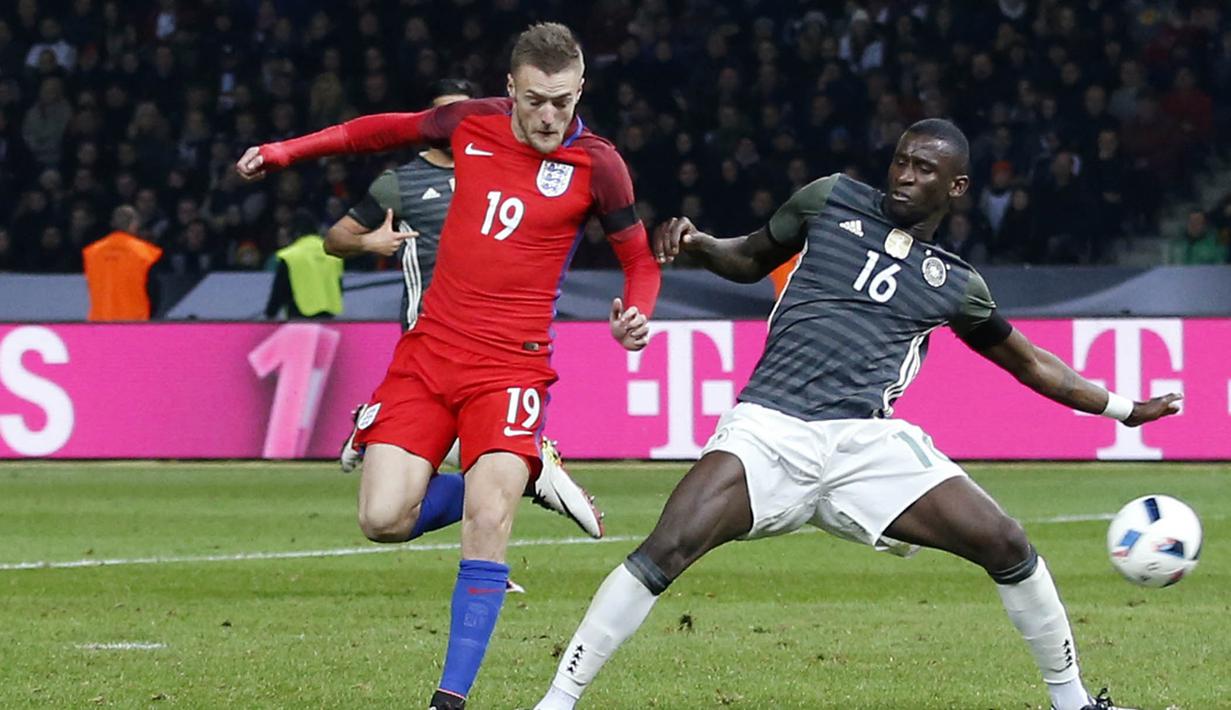 Tampil cemerlang bersama Leicester City, Jamie Vardy menjadi solusi tepat saat melawan Jerman pada laga persahabatan di Olympiastadion, Berlin, Minggu (27/3/2016) dini hari WIB. (Reuters/Carl Recine)