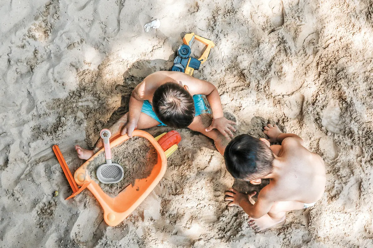 Ilustrasi anak-anak bermain di pantai (unsplash)