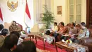 Presiden Jokowi ditemani sejumlah Menteri Kabinet Kerja saat menerima perwakilan parlemen Jepang di Istana Merdeka, Jakarta, Senin (4/5/2015). Pertemuan tersebut untuk meningkatan kerjasama antara Jepang dan Indonesia (Liputan6.com/Faizal Fanani)