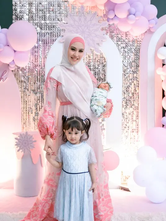 Meski digelar sederhana, namun terdapat dekorasi yang menghiasi acara tersebut sehingga terkesan meriah. [Foto: instagram/kartikaputriworld]