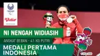 Berita video momen Ni Nengah Widiasih mempersembahkan medali pertama untuk Indonesia di Paralimpiade Tokyo 2020 di cabang olahraga powerlifiting, Kamis (26/8/2021).