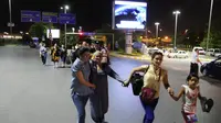 Kepanikan pengunjung usai ledakan bom di Bandara Atarturk, Istanbul, Turki, Selasa (28/6). Penerbangan hingga Rabu (29/6) dini hari waktu setempat dihentikan dan aparat keamanan meminta orang-orang untuk tidak mendekati bandara. (REUTERS/Goran Tomasevic)