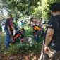 Petugas Unit Identifikasi Polres Metro Bekasi Kota mengevakuasi jasad pemuda yang diduga bunuh diri di sebuah pohon, Sabtu (14/1/2023). (Dok. Liputan6.com/Bam Sinulingga)