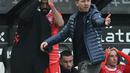 Pelatih Julian Nagelsmann (kanan) bereaksi di samping penyerang Bayern Munchen Eric Maxim Choupo-Moting selama pertandingan Bundesliga divisi satu Jerman melawan Borussia Moenchengladbach  di Moenchengladbach, Jerman barat, pada 18 Februari 2023. Menurut CEO Bayern Munchen, , Nagelsmann membuat penampilan The Bavarians menjadi kurang bagus dan kurang menarik sejak jeda Piala Dunia. (INA FASSBENDER / AFP)