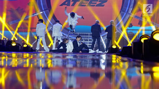 Boy Band asal Korea Ateez menghibur penonton pada Konser 