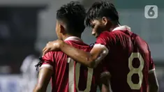 Pemain Timnas U-17 Indonesia, M Nabil Asyura (kiri) bersama Arkhan Kaka Putra mengenakan pita hitam tanda duka saat menghadapi Uni Emirat Arab pada laga Kualifikasi Grup C Piala Asia U-17 2023 di Stadion Pakansari, Kab. Bogor, Jawa Barat, Rabu (5/10/2022). Laga kedua tim berlangsung sengit dan berakhir untuk keunggulan Timnas U-17 Indonesia dengan skor 3-2. (Liputan6.com/Helmi Fithriansyah)