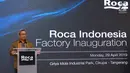 Dirjen Industri Kimia, Farmasi, dan Tekstil Kemenperin, Achmad Sigit memberikan sambutan pada peresmian pabrik Roca pertama di Griya Idola Industrial Park, Cikupa, Tangerang (29/4). Pabrik sanitary global pertama di Indonesia memiliki total area seluas 74.000 meter persegi. (Liputan6.com/HO/Irene)