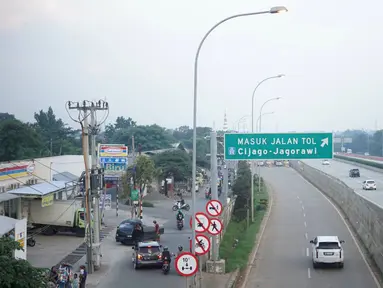 Kendaraan melintasi ruas Tol Cijago di kawasan Depok, Jawa Barat, Selasa (28/1/2020). Tarif Tol Cijago untuk golongan I mengalami kenaikan 100 persen dari Rp 4.500 menjadi Rp 9.000 karena ada penambahan ruas pada seksi II yang sebelumnya beroperasi secara gratis. (Liputan6.com/Immanuel Antonius)