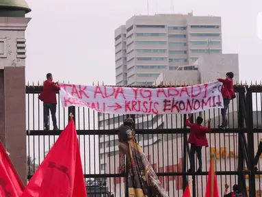 Massa aksi dari berbagai elemen melakukan aksi di Gedung DPR, Jakarta, Kamis (21/4/2022). Aksi yang terdiri dari buruh, mahasiswa dan aktivis menyuarakan untuk menolak penundaan pemilu, kenaikan harga minyak, dan cipta kerja. (Liputan6.com/Angga Yuniar)