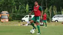 Pemain baru Persebaya Surabaya, Arif Satria, mengontrol bola saat latihan di Lapangan Yogyakarta Independent School, Sleman, Kamis (23/1). Latihan ini persiapan jelang Liga 1 Indonesia 2020. (Bola.com/Aditya Wany)