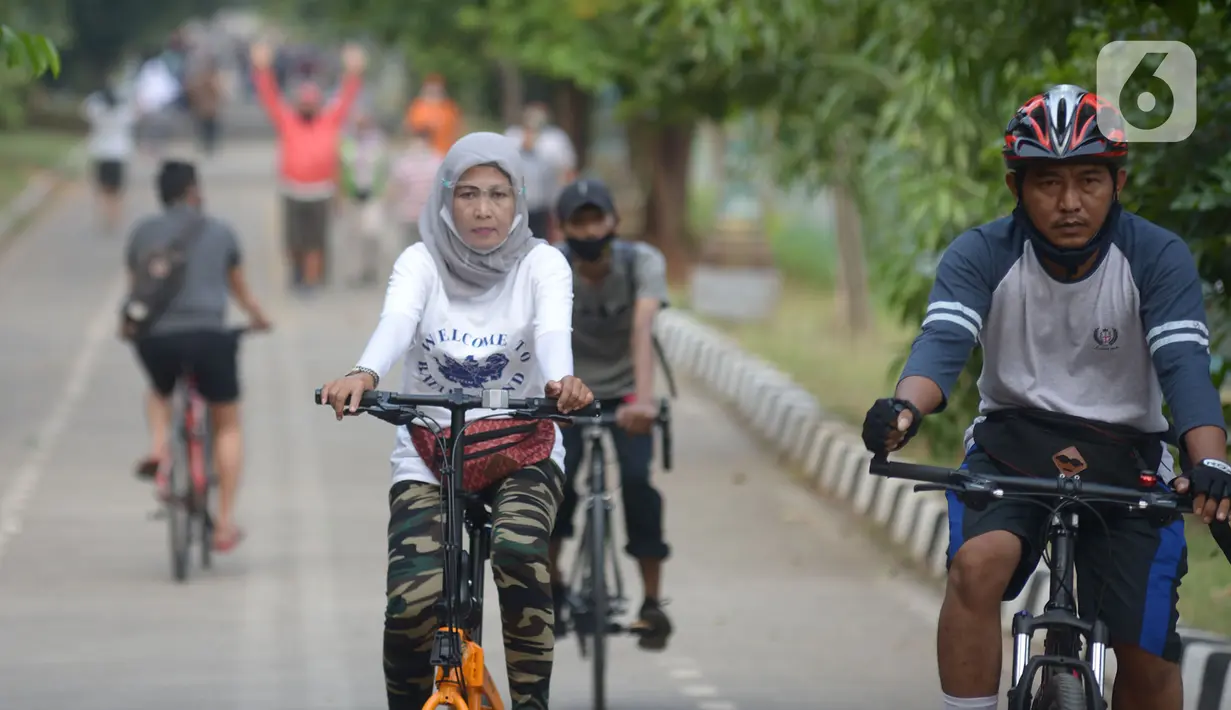 Warga berolahraga di Kanal Banjir Timur (KBT), Jakarta, Sabtu (8/8/2020). Olahraga yang dilakukan masyarakat diharapkan mampu meningkatkan imunitas tubuh di tengah pembatasan sosial berskala besar dan masih merebaknya virus corona. (merdeka.com/Imam Buhori)
