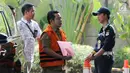 Ketua DPRD Lampung Tengah Achmad Junaidi Sunardi (tengah) tiba di Gedung KPK, Jakarta, Jumat(19/7/2019). Sunardi diperiksa untuk pengembangan kasus dugaan suap serta gratifikasi pengadaan barang dan jasa di lingkungan Pemkab Lampung Tengah pada tahun 2018. (merdeka.com/Dwi Narwoko)
