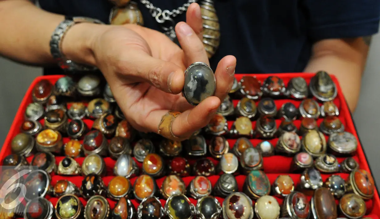 Batu jenis agate bergambar pangeran berwajah babi di tunjukkan oleh Suhu Naga di Kantor Redaksi Liputan6.com, Senayan, Jakarta, Kamis (30/07/2015). Sebanyak 600 buah batu akik bermotif di koleksi sejak usia sekolah. (Liputan6.com/Andrian M Tunay)