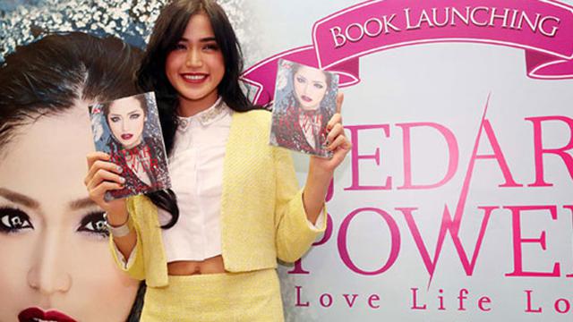Tak Cuma Cantik, 6 Artis Ini Juga Jago Bikin Buku