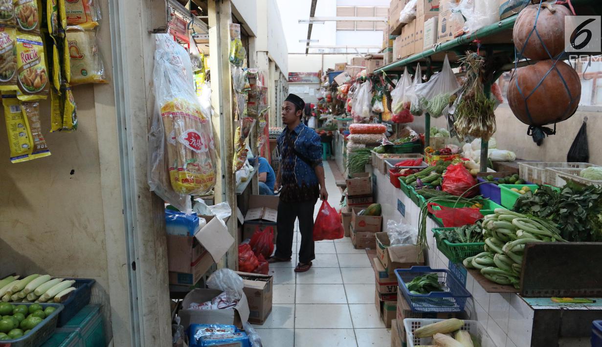 Warga mencari kebutuhan pokok di PD Pasar Jaya Gondangdia, Jakarta, Jumat (19/1). Kementerian Perdagangan mengejar target program revitalisasi 5.000 pasar yang diperkirakan rampung pada 2019. (Liputan6.com/Angga Yuniar)