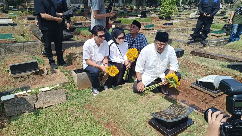 Bakal calon wakil gubernur Jakarta Rano Karno nyekar ke makam Aminah Cendrakasih dan Benyamin Sueb di TPU Karet Bivak, Jakarta, Minggu (1/9/2024).