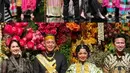 Arumi Bachsin pun hadir dengan tampilan serba hitam didampingi suaminya. Arumi mengenakan atasan outer organza lengan puff dihiasi bordiran emas dipadukan rok asimetris organza hitam. [@arumibachsin_94]