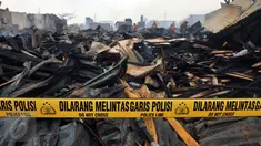 Garis polisi terpasang di lokasi kebakaran yang melanda wilayah permukiman di Jalan Gotong Royong, RW 002 Pondok Bambu, Jakarta, Senin (8/8). Polisi masih mengusut penyebab kebakaran yang menghanguskan 90 rumah tersebut. (Liputan6.com/Johan Tallo)