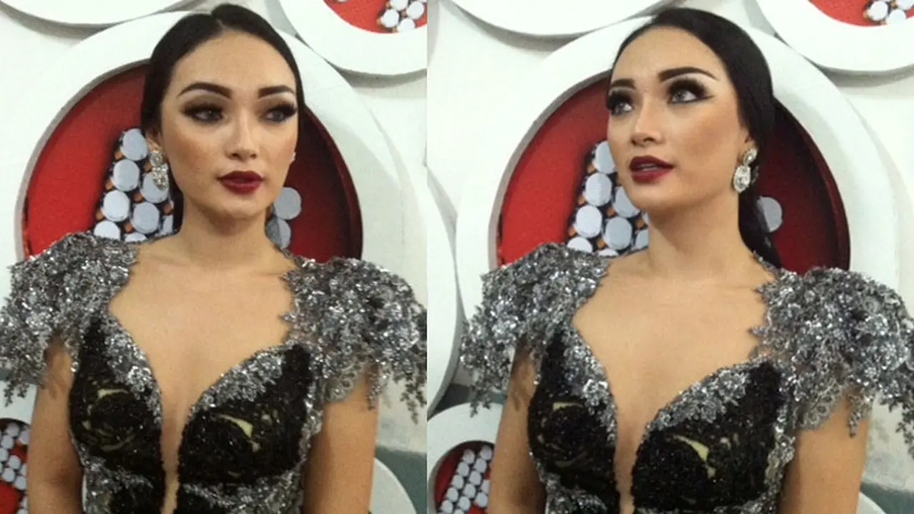 Zaskia Gotik pakai baju dengan belahan dada rendah
