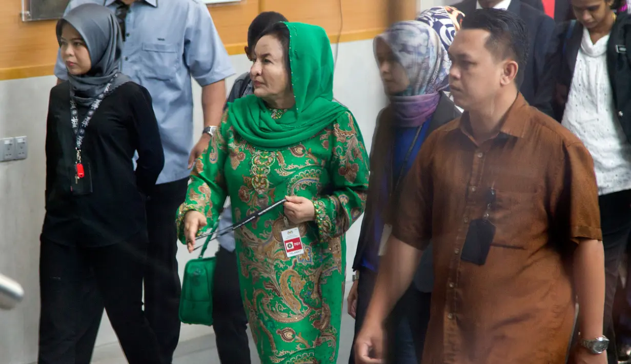 Rosmah Mansor, istri mantan PM Malaysia Najib Razak, mendatangi kantor Komisi Antikorupsi Malaysia (MACC) di Putrajaya, Rabu (26/9). Ini merupakan kedua kalinya Rosmah ditanyai oleh MACC, setelah panggilan pertamanya pada Juni lalu. (AP/Vincent Thian)