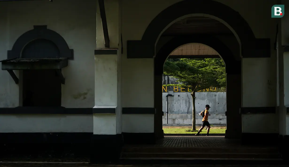 Arsitektur antik khas kolonial Belanda masih sangat terjaga di stasiun tersebut. (Bola.com/Bagaskara Lazuardi)