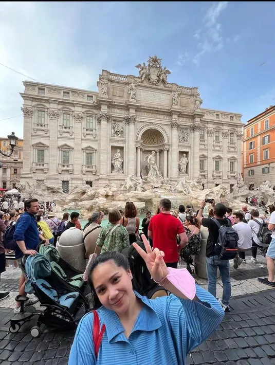 Sementara Nagita Slavina tampil simple mengenakan set baju pleats warna biru muda. Diketahui baju tersebut berasal dari brand Issey Miyake dengan atasan yang ditaksir seharga Rp3,5 jutaan dan celana Rp4,5 jutaan. (Instagram/raffinagita1717).