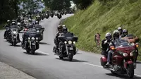 Puluhan penggemar sepeda motor gede (moge) melakukan touring saat mengikuti acara  6th Morzine-Avoriaz Harley Days 2017, Morzine (15/7). Acara kumpul para bikers motor gede ini digelar pada 13 hingga 16 Juli di Morzine. (AFP Photo/Jean-Philippe Ksaizek)