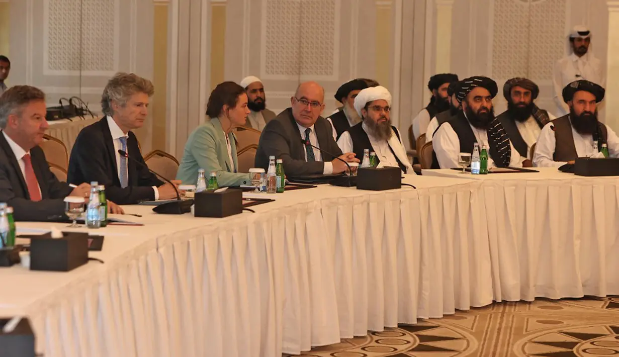 Diplomat asing dan delegasi Taliban bertemu di Doha, Qatar, Selasa (12/10/2021). Taliban mencari pengakuan serta bantuan untuk menghindari bencana kemanusiaan usai kembali berkuasa di Afghanistan. (KARIM JAAFAR/AFP)