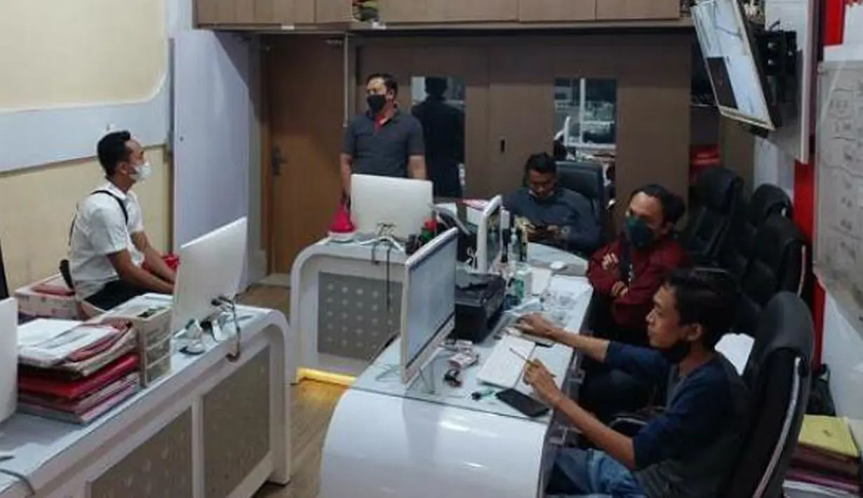 Bripda Randy Bagus saat menjalani pemeriksaan di Rutan Tahti, Polda Jatim, Minggu (5/12/2021). Bripda Randy disangka dengan pasal 348 KUHP juncto 55 KUHP yaitu sengaja menggugurkan kandungan atau mematikan janin dengan ancaman hukuman 5 tahun penjara. (Foto: Dokumentasi Polda Jatim)