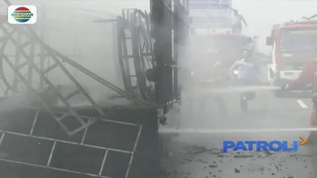 Sebuah truk terbakar di atas jembatan fly over di Deli Serdang akibat konsleting listrik. Sementara itu, sebuah angkot di Bogor juga terbakar akibat sistem pengapian aki kendaraan sambar saluran bahan bakar.