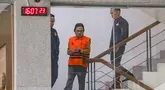Mantan Sekretaris Jenderal (Sekjen) MPR RI Ma'ruf Cahyono dengan mengenakan rompi oranye berjalan menuju mobil tahanan usai menjalani pemeriksaan di Gedung Merah Putih KPK, Jakarta, Kamis (09/07/2026).