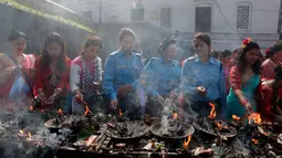 Sejumlah polwan Nepal turut menyalakan dupa di memasuki kuil Pashupatinath saat festival Teej di Kathmandu, Kamis (24/8). Dalam perayaan selama tiga hari itu, para perempuan menggelar berbagai macam pesta ritual sambil berpuasa. (Niranjan Shrestha/AP)