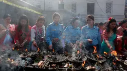 Sejumlah polwan Nepal turut menyalakan dupa di memasuki kuil Pashupatinath saat festival Teej di Kathmandu, Kamis (24/8). Dalam perayaan selama tiga hari itu, para perempuan menggelar berbagai macam pesta ritual sambil berpuasa. (Niranjan Shrestha/AP)