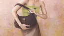 Dengan nuansa khas lukisan masa lalu, Gigi Hadid pamer pose dengan handbag Wander dan Arcadie