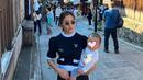 Jalan-jalan di Jepang sambil gendong Baby Izz, artis dengan nama lengkap Nikita Purnama Willy ini tetap tampil keren. Penampilannya bak ABG, Nikita Willy terlihat seperti masih single, bahkan kebersamaannya bareng sang buah hati ini seperti kakak adik. Padu padan pakaian Nikita tak pernah gagal dan selalu berhasil curi perhatian dari sejak gadis hingga sudah jadi ibu. (Liputan6.com/IG/@nikitawillyofficial94)