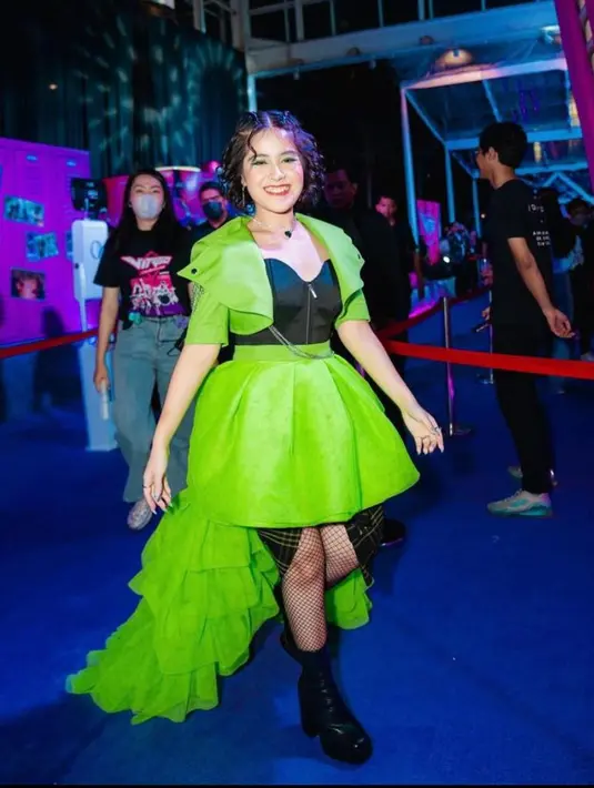 Lalu Ashira Zamita tampil serba hijau mengenakan cropped jacket dan tiered tail skirt dari  LOOK AT HER. @snap/nuel.