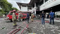 Petugas Damkar melakukan pendinginan di gedung DPRD Solo