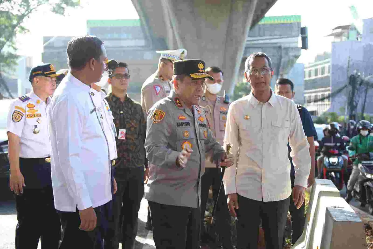 Penjabat (Pj) Gubernur DKI Jakarta Heru Budi Hartono bersama Kapolda Metro Jaya Karyoto meninjau penerapan uji coba rekayasa lalu lintas (Lalin) di kawasan traffic light atau pertigaan lampu merah Santa, Jakarta Selatan, Jumat (14/4/2023).