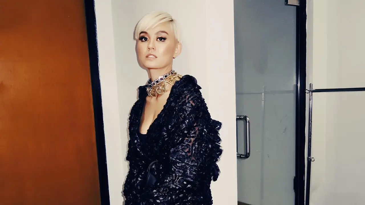 [Bintang] Keren, Ini 7 Foto Agnez Mo dengan Gaya Rambut Super Pendek