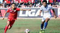 Arif Alama (merah) kemungkinan besar absen saat Persibat menjamu Persita di Stadion M. Sarengat Batang, Sabtu (7.10.2017) pada lanjutan babak 16 Besar Grup B Liga 2 2017. (Bola.com/Robby Firly)