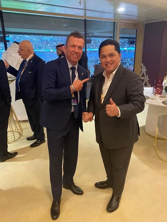 Legenda Lottar Matthaus juga diajak berfoto oleh Erick Thohir. Wajah sumringah bisa bertemu dengan Lottar Matthaus tak bisa disembunyikan oleh Erick. Momen pertemuan Erick dengan legenda sepak bola pun viral di Instagram hingga postingannya banjir like dan komentar. (Liputan6.com/IG/erickthohir)
