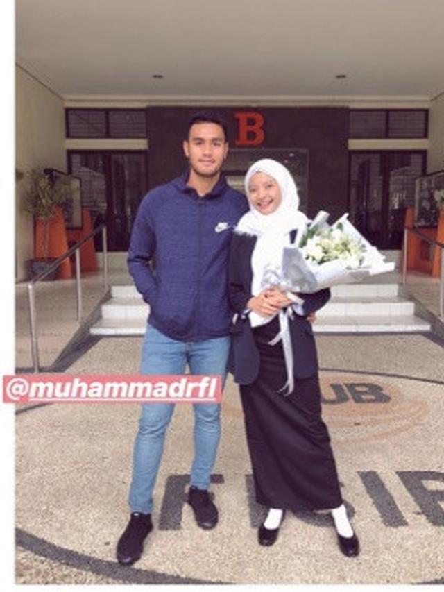7 Potret Kebersamaan M Rafli Pemain Arema FC dengan Kekasih