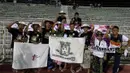 Suporter T-Team dengan atribut unik memberi dukungan kepada tim kesayangannya saat berlaga pada babak play-off Malaysia Super League melawan ATM di Stadion Perak, Malaysia, Sabtu (30/1/2016). (Bola.com/Nicklas Hanoatubun)