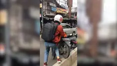 Para pengguna menerapkan gotong royong dalam mengangkat motor.
