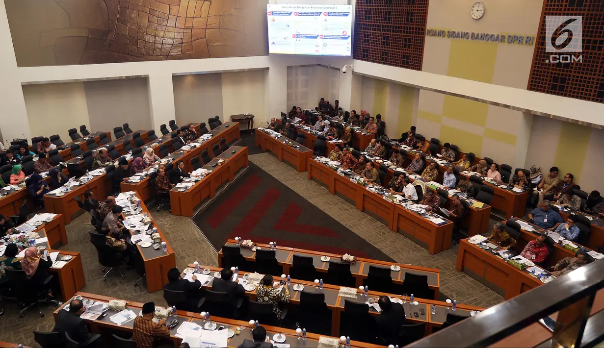 Suasana rapat kerja antara Menteri Keuangan Sri Mulyani, Menkumham Yasonna Laoly, Menteri PPN/Kepala Bappenas Bambang Brodjonegoro, dan Gubernur Bank Indonesia (BI) Perry Warjiyo dengan Banggar DPR, Jakarta, Selasa (4/9). (Liputan6.com/JohanTallo)