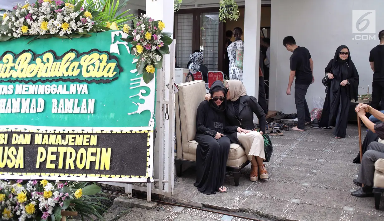 Kesedihan  adik Olla Ramlan, Cynthia Ramlan di rumah duka sang ayahanda, Muhammad Ramlan, kawasan Pondok Indah, Jakarta Selatan, Selasa (5/6). Ayahanda Olla Ramlan tutup usia dalam perawatan di Rumah Sakit Pondok Indah. (Liputan6.com/Faizal Fanani)