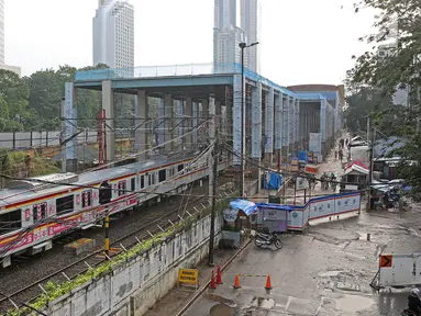 Suasana pembangunan proyek Stasiun Sudirman Baru di Jakarta, Minggu (23/7). Proyek tersebut merupakan salah satu dari 5 stasiun yang dibangun khusus untuk menunjang Kereta Bandara Soetta. (Liputan6.com/Immanuel Antonius)