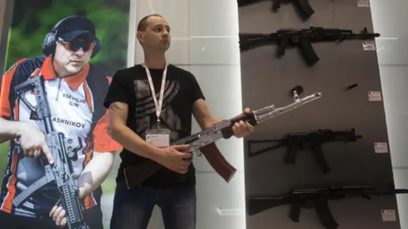 Rusia Menjual Senapan Mesin Kalashnikov AK-74 Sebagai Oleh-oleh Turis